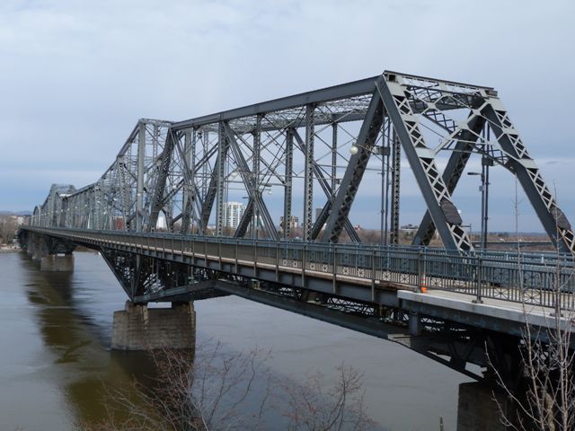 Alexandra Bridge (Pont Alexandra)