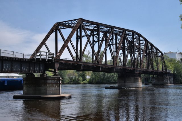 Pont Ferroviaire du Chenal Est de la Rivière Saint-Maurice (East Channel Saint-Maurice River Railway Bridge)
